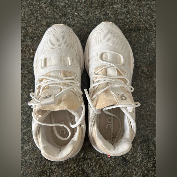 Woman’s On Running On Cloud Cloudnova 2 Sneakers White. Size 7.5 - Picture 2 of 14